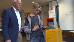 Sander Hensen begeleidt wethouder Kees Oskam van de gemeente Reeuwijk-Bodegraven in het openbaar vervoer