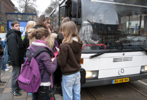 instappen in de bus bij het leerlingenvervoer